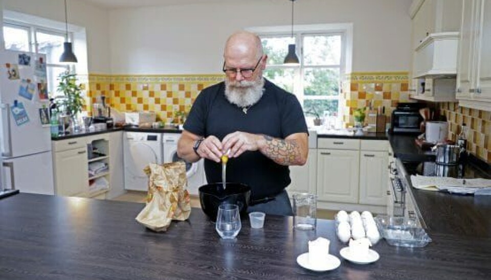 Lars sørger for at dele kager ud til naboen, så han og hans mand ikke spiser dem alle selv (Foto: Niels Henrik Dam)