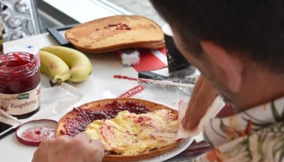 Her er fødselsdagsbarnet selv i gang med at kreere sin kage på rekordtid. (Foto: Privat)