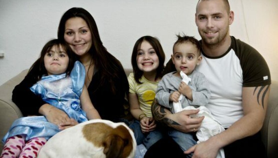 Blot 8-årige Stephanie sidder i midten med sin mor og lillesøster Isabella på den ene side af sig, og Martin og lillebror Romeo på den anden side. Samme år blev Christina og Martins anden søn William født (Foto: Uffe Weng)