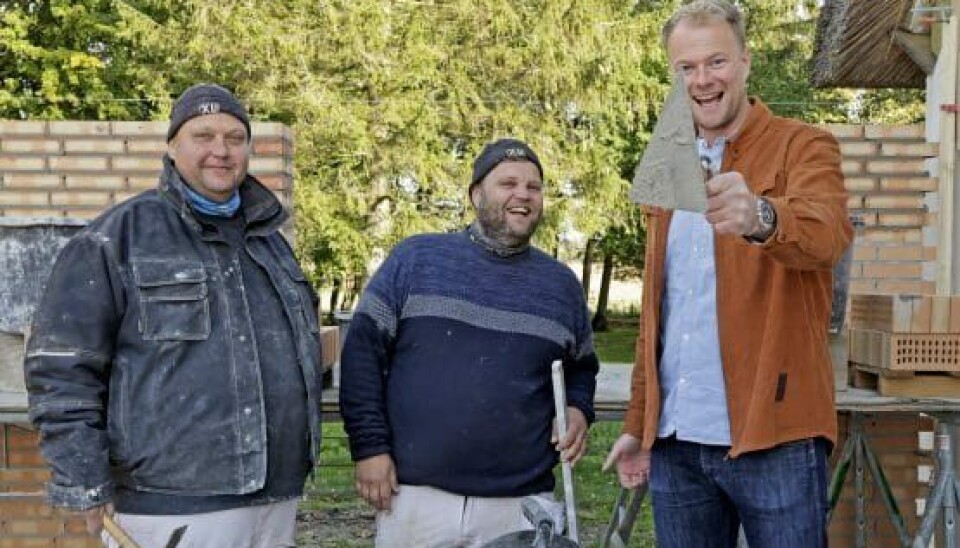 Torben (i midten) er Christians barndomskammerat og murer, og sammen med sin onkel Keld (tv.) har de arbejdet med Christians far, da han var murer (Foto: Niels Henrik Dam)