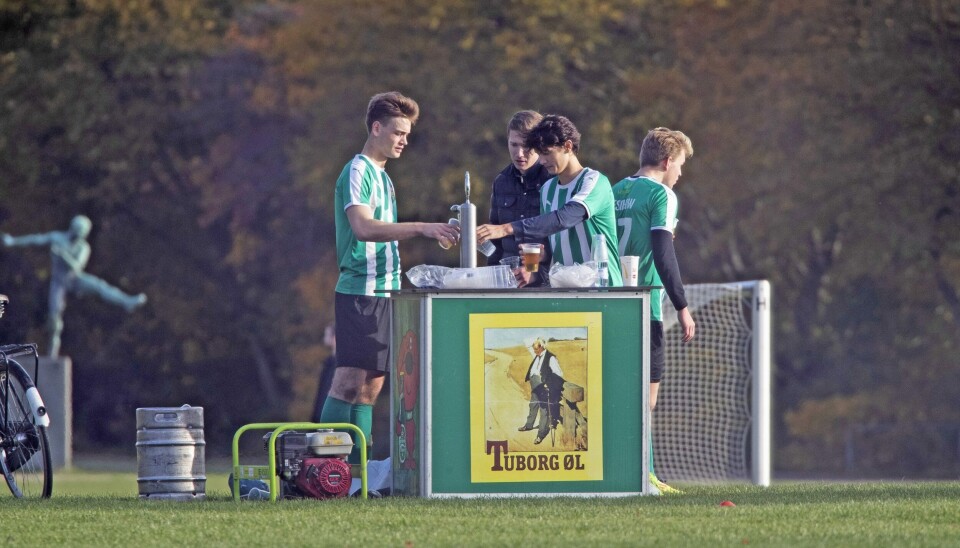 Øllet flød i en lind strøm fra fustagerne i baren, der var sat op lige ved fodboldbanen (Foto: Henrik R. Petersen)