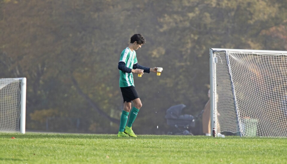 Den unge prins på vej over til kammeraterne med et par fadbamser. Den ene dog med lige rigeligt skum på toppen (Foto: Henrik R. Petersen)