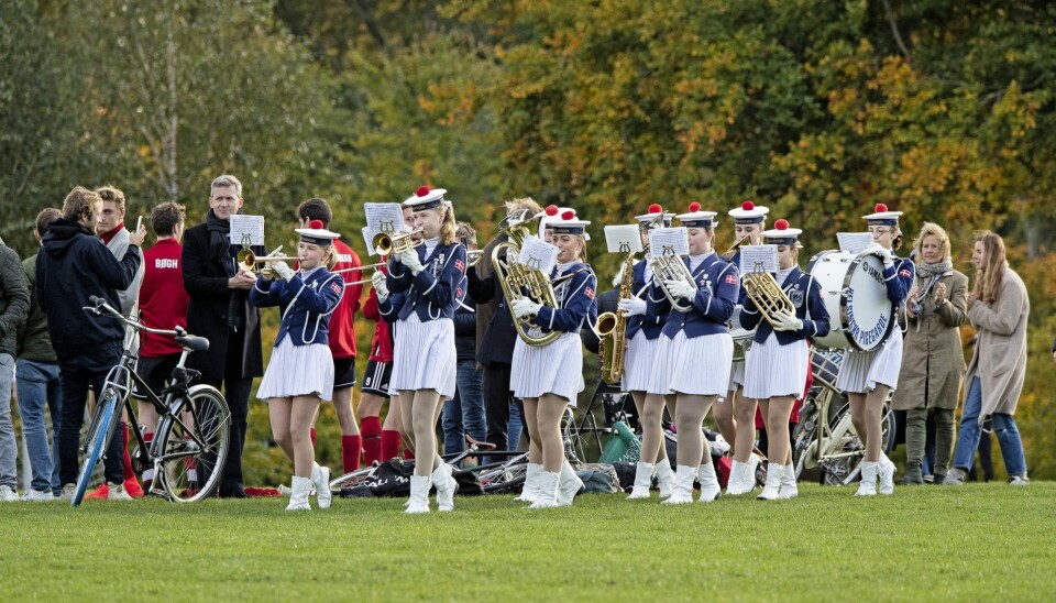 Helsingør Pigegarde dukkede også op for at fejre titelopgøret i den række, som prins Nikolais hold spiller i (Foto: Henrik R. Petersen)