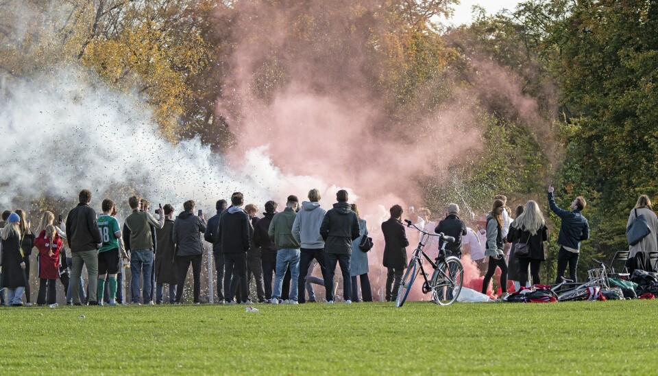 Ved kampen, der blev spillet, inden forsamlingsforbuddet blev sænket voldsomt, var der mødt et stort publikum frem. Vinderholdet blev også fejret med fyrværkeri (Foto: Henrik R. Petersen)