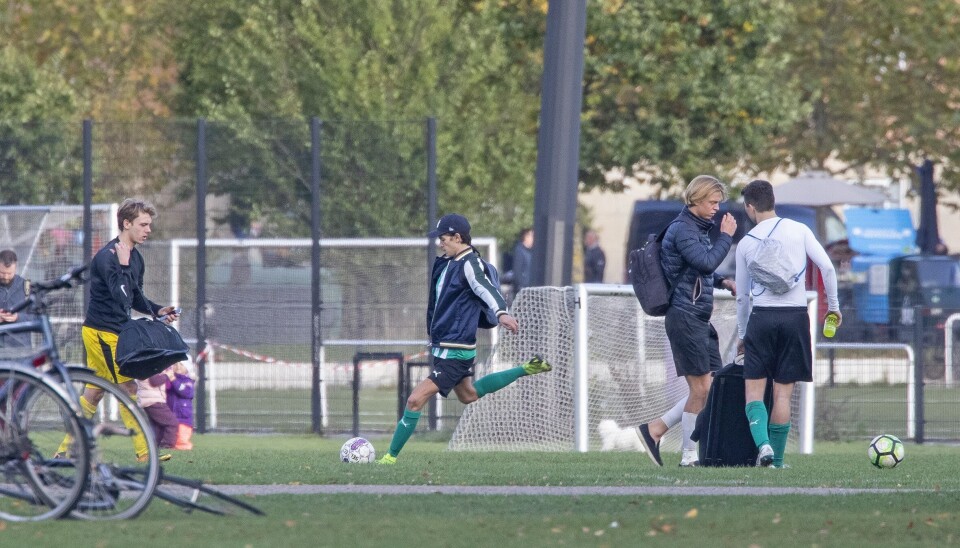 Efter kampen gav prinsen lige bolden endnu et skud, inden turen gik til vandpibebaren Café NO5 på Amagertorv (Foto: Henrik R. Petersen)