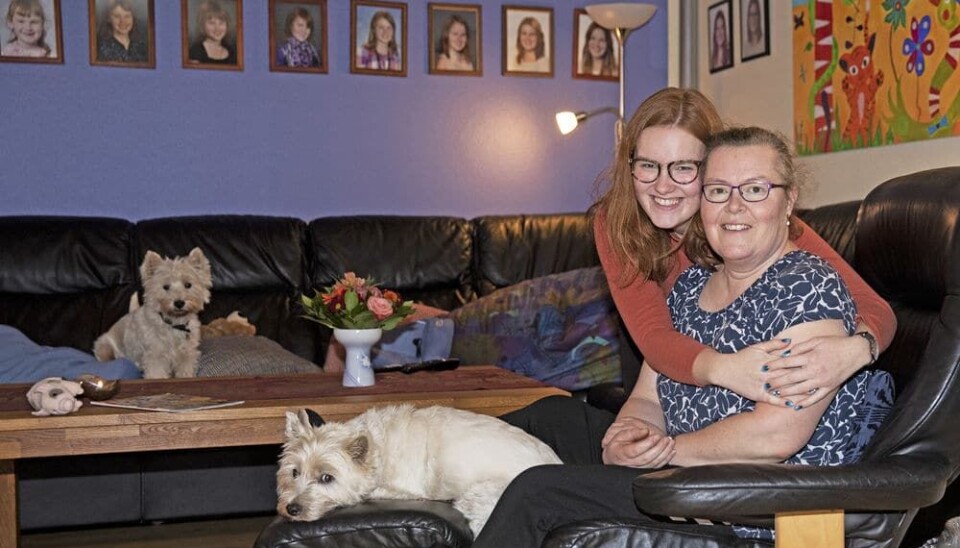 Caroline overraskede sin mor Charlotte med sine evner. – Jeg er meget stolt af hende. Men jeg havde ingen anelse om, at hun var så god. Hun har lavet et par nytårskager, men jeg vidste ikke, hun kunne bage så godt. Hun må have en fantastisk evne til at lære af sig selv ved at kigge, for hun har ikke stået og bagt, siger Charlotte (Foto: Lars E. Andreasen)