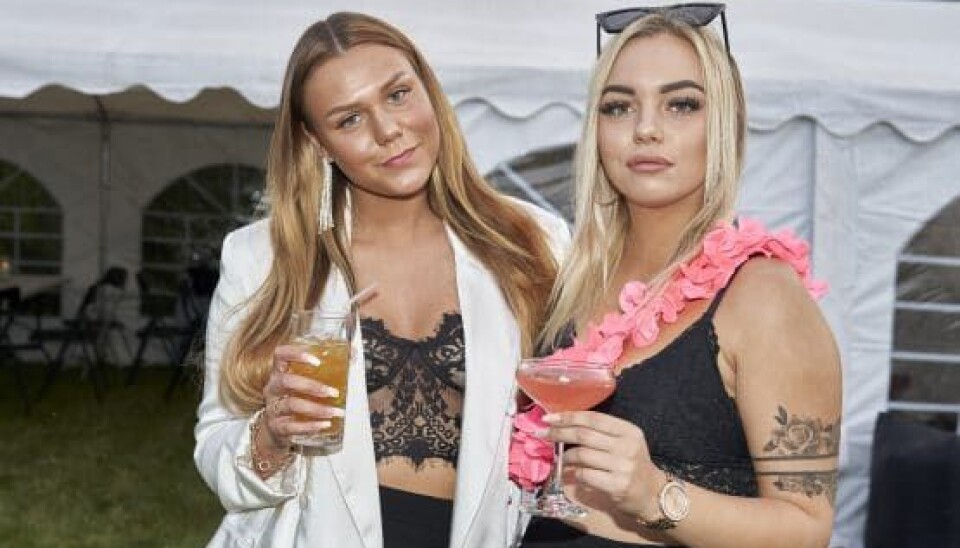 Billede 1 - Louise og Justina holdt godt fast i hinanden til 'Ex on the Beach'-havefesten. De var nemlig ikke meget begejstrerede for at skulle feste med henholdsvis Victor og Mark på grund af deres skuffende flirts med fyrene (Foto: Janus Nielsen)
