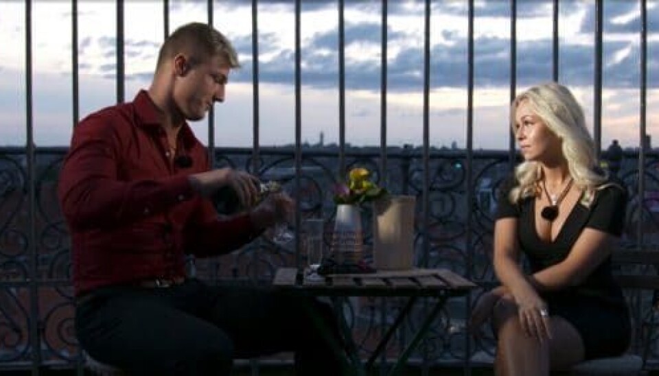 Asbjørn må forklare sig, da Lærke pludselig kommer ind i 'Ex on the Beach' (Foto: Dplay)