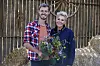 I år var det en glad Kasper, der vandt finalen i 'Hjem til gården' og fik overrakt blomster af værten Lene Beier (Foto: Lotta Lemche/TV2)