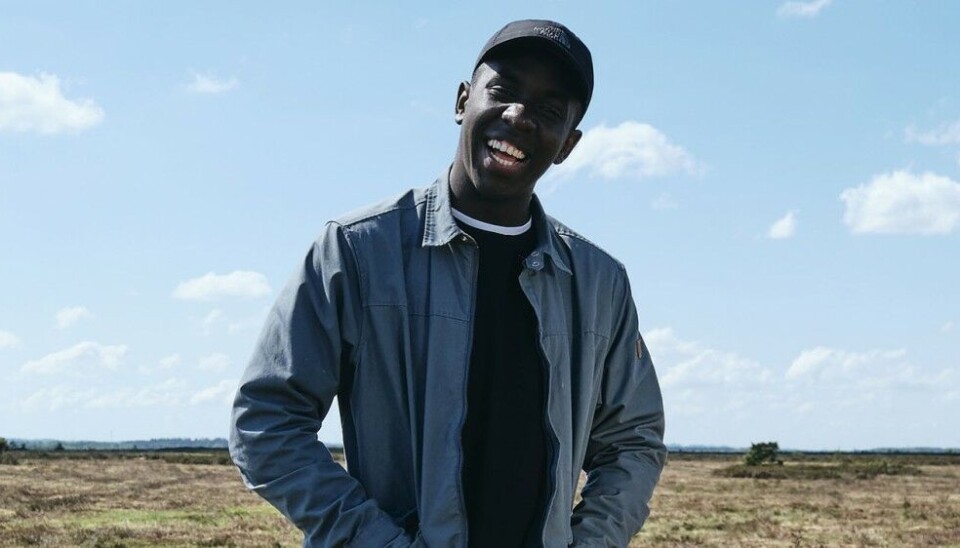 Melvin Kakooza har vundet 'Årets vært' 2020 for sine værtsroller i 'Melvin i Amerika' og 'Helt sort' (Foto: TV2)