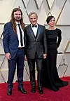 Viggo Mortensens debutfilm som instruktør handler om en midaldrende mand, der har en demensramt far. 'Falling' er løst baseret på Viggo Mortensens forhold til hans egen far, der også var dement.

- Jeg har set det på nært hold, siger Viggo Mortensen, 62, om, hvad det betyder for et menneske at blive ramt af denne sygdom.

- Jeg har haft det tæt inde på livet, da jeg plejede mine forældre, mens de var syge.

LÆS OGSÅ: Ung mor afslører nyt permanent look

Det var ikke alene Viggo Mortensens mor og far, der var demente. Det var også tre af hans bedsteforældre og flere onkler og tanter. Derfor blev han bekymret for, om han selv var i risikogruppen.

- Jeg hørte fra en ven, at man kunne blive testet for, om man er genetisk disponeret for at blive dement, siger Viggo Mortensen.

- Jeg spurgte min ven, om han havde taget testen, og hans sagde, at det ønskede ham ikke at vide. Men det ville jeg. Jeg ville vide det, for både min familie i Danmark og USA har det, siger Viggo Mortensen, som kunne ånde lettet.

- Heldigvis sagde lægen, at det ikke ser ud til, at jeg er genetisk disponeret for det. Men hvem ved? Selvom det ser ud til, at det ikke er tilfældet, så ved man aldrig.

LÆS OGSÅ: SE BILLEDERNE: Blachman og kæresten står frem

 Viggo Mortensen med sin søn, Henry på 32, og sin kæreste, spanske Ariadna Gil, 51 (Foto: Getty Images)
Inspireret af minder om forældrene
Filmen 'Falling' er en fiktiv historie, som Viggo Mortensen skrev på vejen hjem i flyveren, efter han havde været til sin mors begravelse i 2015. Den er baseret på virkelige følelser og minder om hans forældres forhold. De blev skilt i 1969, da han var 11 år gammel.

- Historien er baseret på minder, siger Viggo Mortensen om filmen, hvor Lance Henriksen spiller faren, og Viggo Mortensen selv spiller sønnen, der i øvrigt er homoseksuel i den fiktive verden.

- Minder er jo subjektive og på sin vis er minder en samling følelser, der fortsætter med at udvikle sig, og vi bliver ved med at redigere dem.

LÆS OGSÅ: Ekspert om at være kærester: Sådan påvirker det konkurrencen

Det var måske derfor, at Viggo Mortensen valgte ikke at lave en historie om sin egen familie. Han har lavet en fiktiv fortælling, der dog er meget sand pga. de følelser, Viggo Mortensen har lagt i den.

- Vores hukommelse er jo ikke troværdig, men det er interessant at udforske den, fordi det er den, der gør os til dem, vi er. Det er måden, vi ser på verden på, hvordan vi er over for andre mennesker, og hvordan vi ser os selv, der er med til at bestemme, hvordan vi husker ting.

LÆS OGSÅ: Sarah Grünewald giver nye detaljer om brorens død

LÆS OGSÅ: Nukâka springer ud som tv-vært