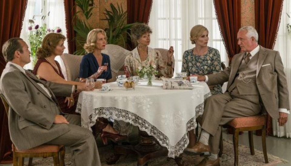 Lars Ranthe (grosserer Georg Madsen), Anne Louise Hassing (Therese Madsen), Anette Støvelbæk (Alice Frigh), Sonja Oppenhagen (Lydia Ploug), Cecilie Stenspil (Helene Weyse) og Peter Hesse Overgaard (kontorchef Hjalmar Aurland) i 'Badehotellet' (Foto: Mike Kollöffel/TV 2).