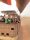 Familien lige før de blev løftet højt op over Dubais ørken i en luftballon (Foto: Privat)