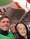 Smilene bredte sig på deres ansigter, i takt med at varmluftsballonen steg til vejrs (Foto: Privat)