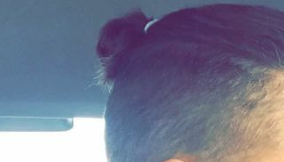 Jeppe blev klippet i 2016, men beholdte det lange i toppen, så der kunne samles en knold bagi (Foto: privat)