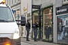 SE BILLEDERNE: Politiet ude i Mai Manniches butik