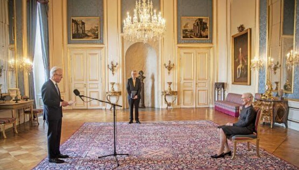 Hofmarskal Michael Ehrenreich holdt på behørig afstand tale for dronningen. Mikrofonen skyldtes ikke afstanden i den næsten tomme riddersal, men talen skulle optages, så hoffets ansatte bagefter kunne høre den (Foto: Kongehuset)