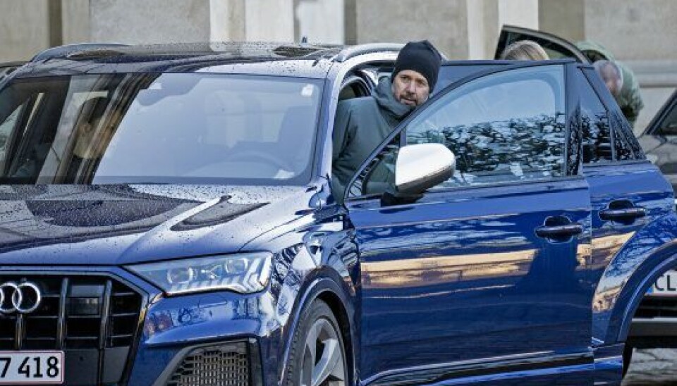 Kronprins Frederik, 52, ankom til ridebanen med døtrene, prinsesse Isabella og prinsesse Josephine, samt en barnepige i bilen (Foto: Anthon Unger)