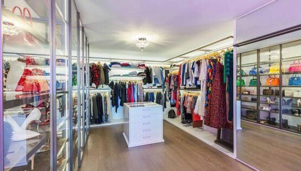Udover fem soveværelser, fem badeværelser, et gigantisk køkken og en masse stuer er der også et imponerende walk in closet (Foto: The Jills Zeder Group)