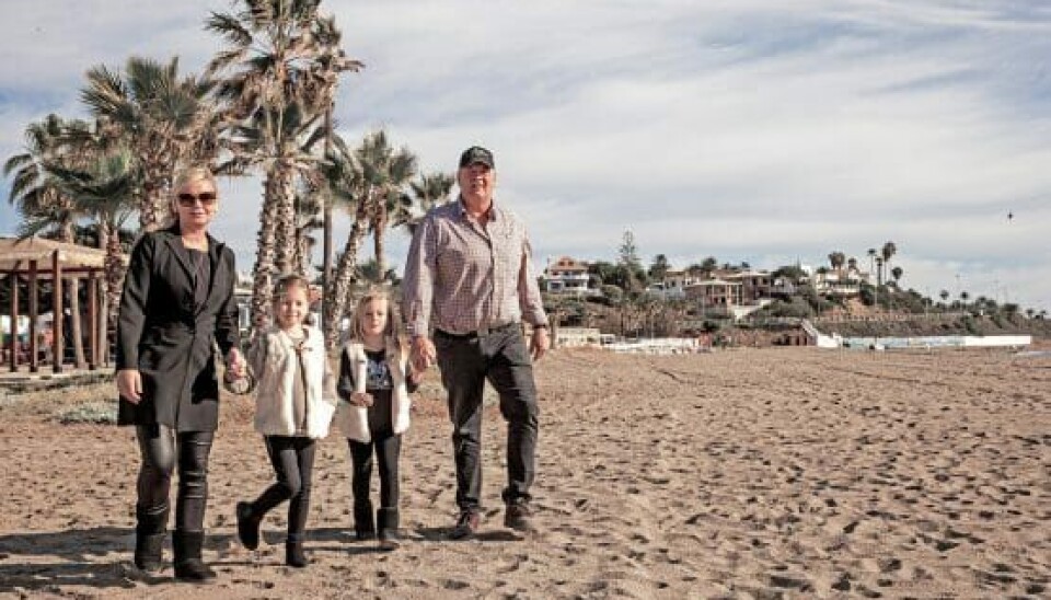 Brian med kæresten Jeanette Buchard og deres tvillinger Mille og Cecilie på den spanske solkyst (Foto: Michael Stub)