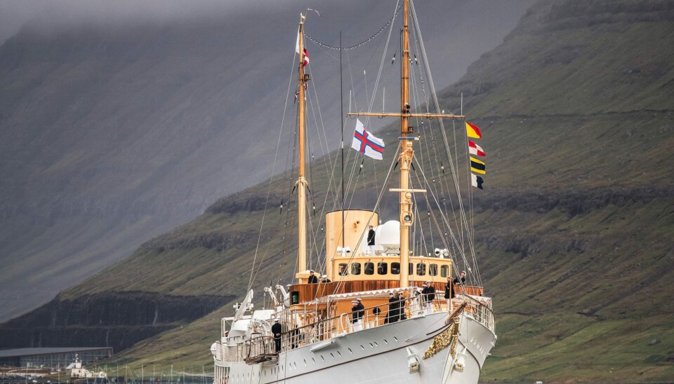 Det er et spektakulært syn, når Dannebrog sejler ind i de færøske fjorde, næsten altid ledsaget af tåge (Foto: Anthon Unger)