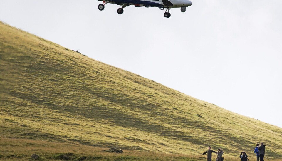 En del af transporten rundt mellem øerne foregår med helikopter, og her tager kronprinsesse Mary et billede af helikopteren sammen med prins Christian (Foto: Anthon Unger)