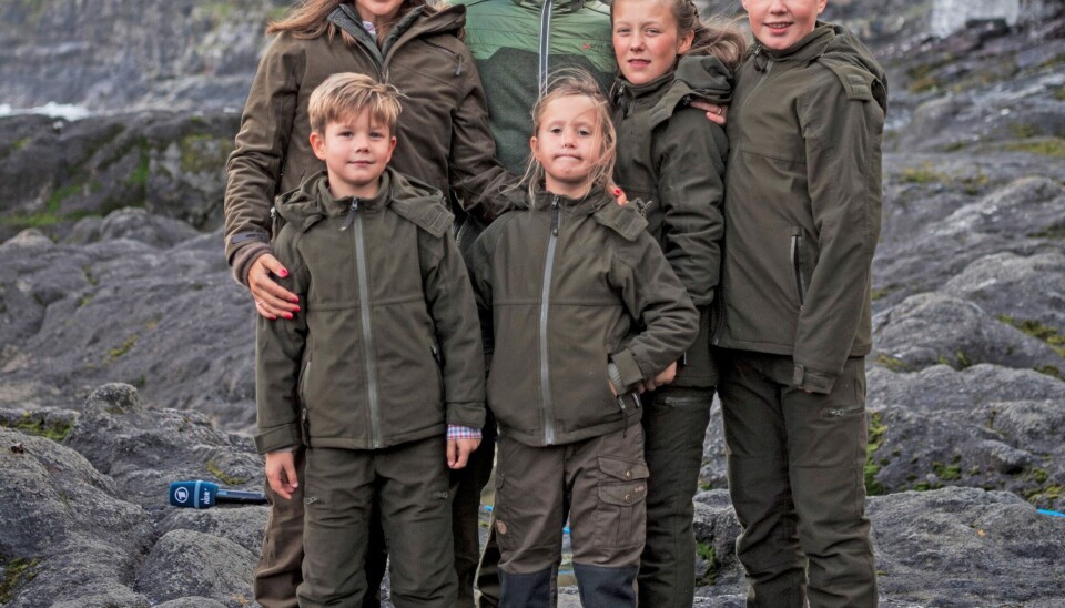 Vejret er ofte blæsende og vådt på de nordatlantiske øer, og hele kronprinsfamilien var i 2018 klædt praktisk på (Foto: Anthon Unger)