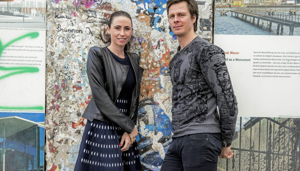 VM-reserven Hans Lindberg, 39, og hans frue, Jeanette Mackenhauer, blev for nogle dage siden udsat for en ubehagelig oplevelse i deres hjem i Berlin. Sammen med svigerfamilien sad de og så en film i stuen, mens en indbrudstyv iført en sort hættetrøje overraskede dem midt under familieidyllen. Tyven stak af, men Hans Lindberg optog forfølgelsen i vinterkulden. Jeanette Mackenhauer ringede til politiet, der efterfølgende kunne anholde ham.
– Godt jeg ikke var alene hjemme med børnene, sagde Jeanette Mackenhauer efterfølgende på sin Instagram.
Håndboldveteranen kan i øvrigt komme i spil senere i turneringen, hvis landstræner Nikolaj Jacobsen får brug for ham (Foto: Michael Stub)