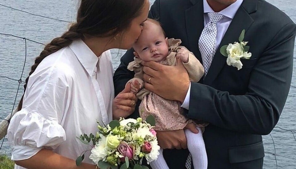 Det var et stort øjeblik for 25-årige Johan Hansen og hans forlovede Astrid, da de blev forældre til en pige i april sidste år. Et par måneder efter blev parret ovenikøbet gift på Færøerne, hvor han stammer fra. Johan Hansen skiftede i 2013 til dansk statsborgerskab, så han på den måde kan give sit bidrag som fløjspiller på det danske landshold (Foto: Privat)