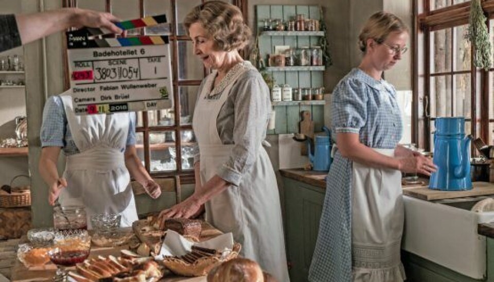 Edith (Ulla Vejby) og Ane (Mia Helen Højgaard) er sammen med fru Andersen (Bodil Jørgensen) ved at forberede morgenmaden til gæsterne. (Foto: Mike Kollöffel/TV 2)