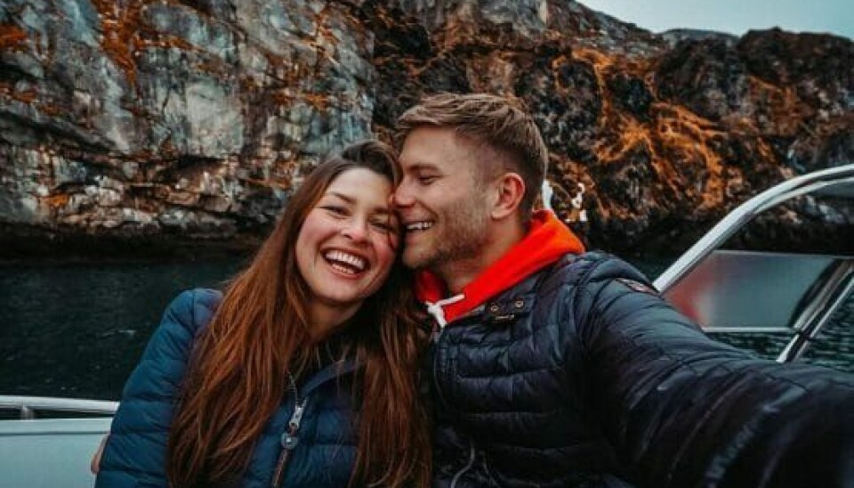 Laila og Mads har for første gang prøvet at stå på ski sammen, mens de har været i Grønland, hvor skiliften er åben. Ifølge Laila er Mads et naturtalent for skiløb (Foto: privat)