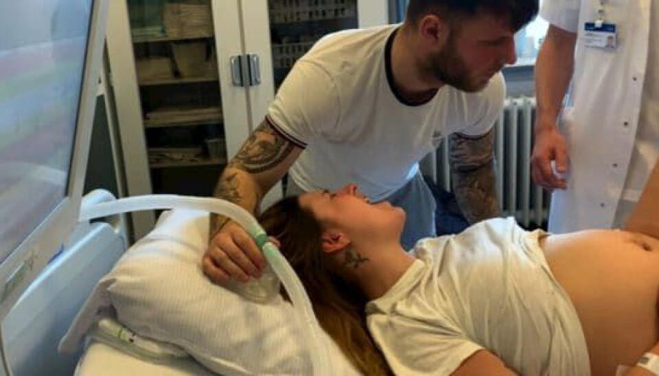 Maria havde malet sig et glansbillede af fødsler, og derfor var hun slet ikke nervøs op til. Men det ændrede sig drastisk, da hun selv gik i fødsel.– Så var det bare det værste, jeg nogensinde har prøvet i hele mit liv. Hold nu kæft, hvor gjorde det ondt. Bagefter havde jeg det virkelig sådan, at jeg skal aldrig have børn igen, fordi jeg kunne ikke gå igennem det her igen, fortæller Maria, der dog har skiftet mening siden og kun venter på at få overtalt Daniel, før hun er gravid igen (Foto: Warner Bros. Danmark/TV 2)