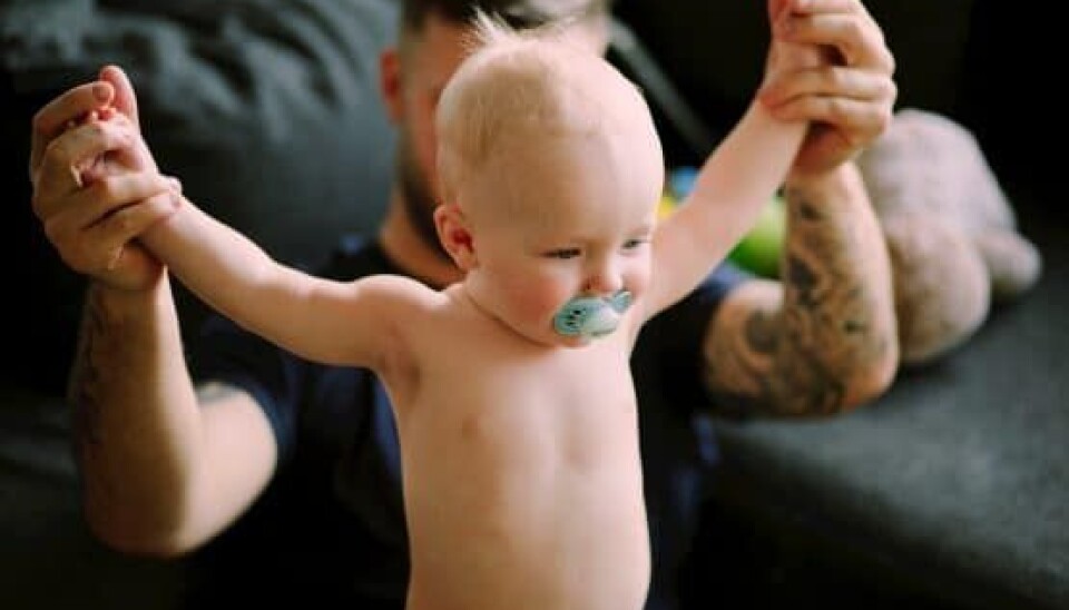 Louie havde en hård start på livet, men det har ikke stoppet ham i at være en glad og livlig dreng, der for nyligt er begyndt i vuggestue. Her er han et halvt år (Foto: Daniel Hjorth)
