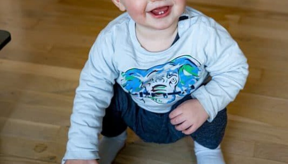 – Louie er jo ikke syg-syg, fordi han kan alt, hvad en baby skal kunne, og han går jo rundt og pludrer løs og kan sidde og læse en bog næsten. Så på den måde er han ikke mærket af det, forklarer far Daniel om sønnens nyresygdom (Foto: Michael Stub)