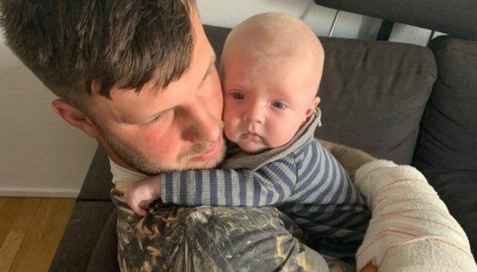 Lille Louie trøster sin far, der nær havde mistet sin finger (Foto: Privat)