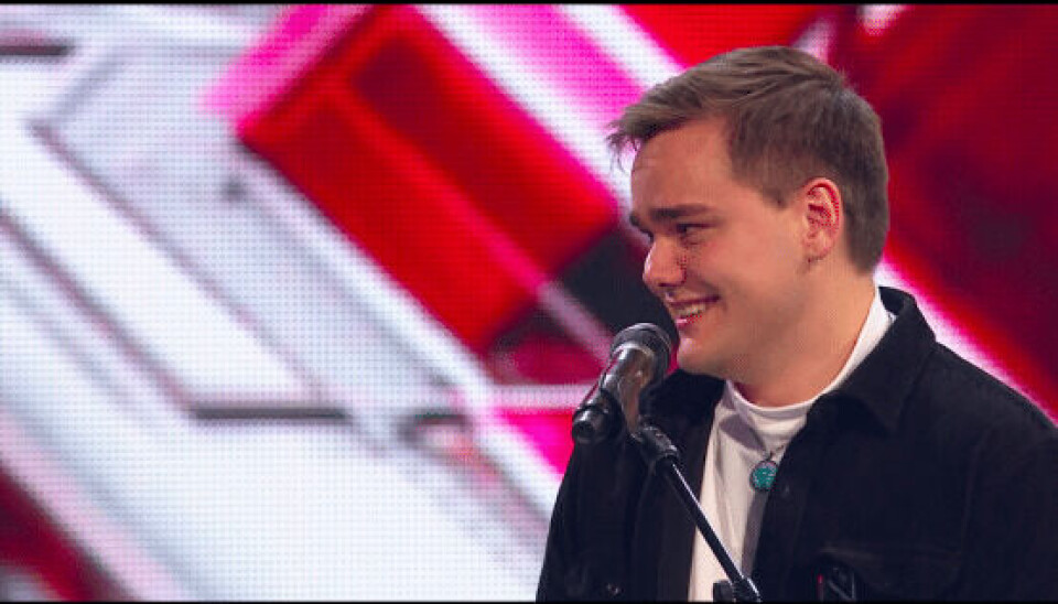 Casper er ikke vant til at få ros for sin musik, og det var næsten svært at rumme på scenen til 5 Chair Challenge (Foto: TV 2)