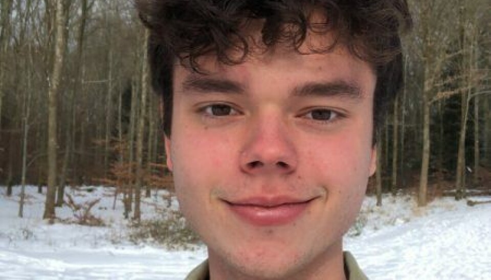 Christian fra 'Årgang 0' har fået langt corona-hår, da han ikke kan komme til frisøren. (Foto: privat)