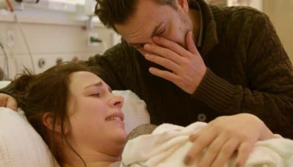 Både Lisbeth og Christian græd, da Ayasofia kom til verden for rullende kameraer (Foto: Warner Bros. Danmark/TV 2)