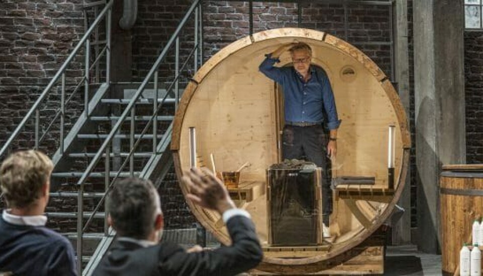 Iværksætterne starter altid med at gå ned til løverne ad trappen - som her ses bag Jan Lehrmann i virksomheden Cold Hawaiis sauna (Foto: Per Arnsen/DR)
