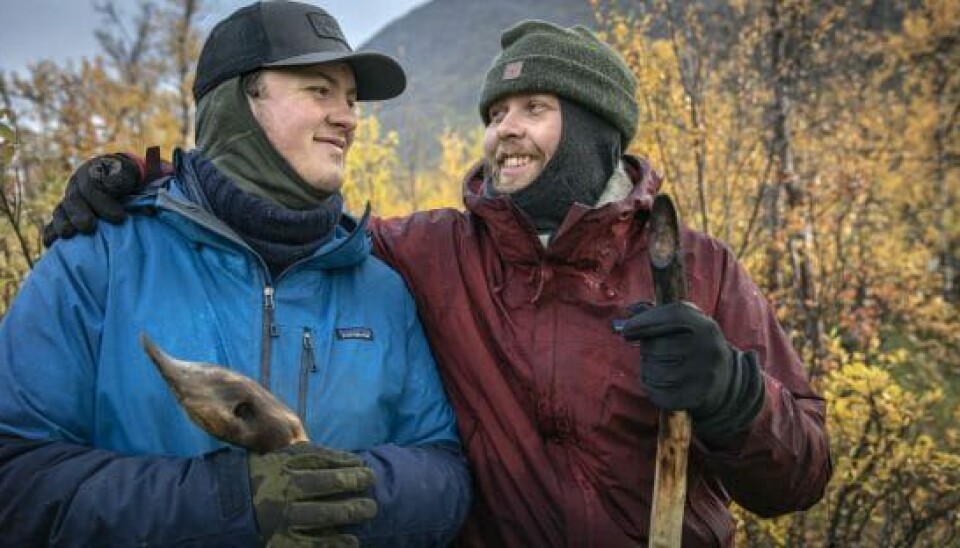 LÆS OGSÅ: 'Vild med dans'-stjerne gravid
Vennerne Victor & Caspar
Vennerne Victor, 26 år og Caspar, 25 år kommer fra Værløse. Victor er brandmand, og Caspar er musikproducer.
Vennerne Victor & Caspar i 'Alene i vildmarken' (Foto: United)
LÆS OGSÅ: Blachman smittet med corona
Far Carl og søn Mark
Carl, 62 år er far til Mark, 21 år. De kommer fra Ribe, hvor Carl arbejder som skoventreprenør, og Mark er tømrerlærling.
Far Carl og søn Mark i 'Alene i vildmarken' (Foto: United)
LÆS OGSÅ: AFSTEMNING: Hvad er årets bedste tv-øjeblik?
Ægteparret Camilla & Martha
Ægteparret Camilla og Martha er begge 31 år. De bor på Fyn og driver virksomhed sammen, hvor de sælger økologiske grøntsager.
Ægteparret Camilla & Martha i 'Alene i vildmarken' (Foto: United)
LÆS OGSÅ: Lenny i kærestesorger: Jeg har tabt syv kilo
Vennerne Nicklas & Emil
Nicklas og Emil er begge 23 år og kommer fra Fredericia. De var halvandet år inde i en fælles jordomrejse på cykel, før de måtte vende hjem på grund af coronakrisen.
Vennerne Emil & Nicklas i 'Alene i vildmarken' (Foto: United)
LÆS OGSÅ: Ikke set på tv: 'X Factor'-deltager i total sammenbrud
Kæresteparret Bjørn og Ann
Bjørn, 28 år og Ann, 23 år er kærester og arbejder begge i Forsvaret.
Kæresteparret Bjørn og Ann i 'Alene i vildmarken' (Foto: United)
