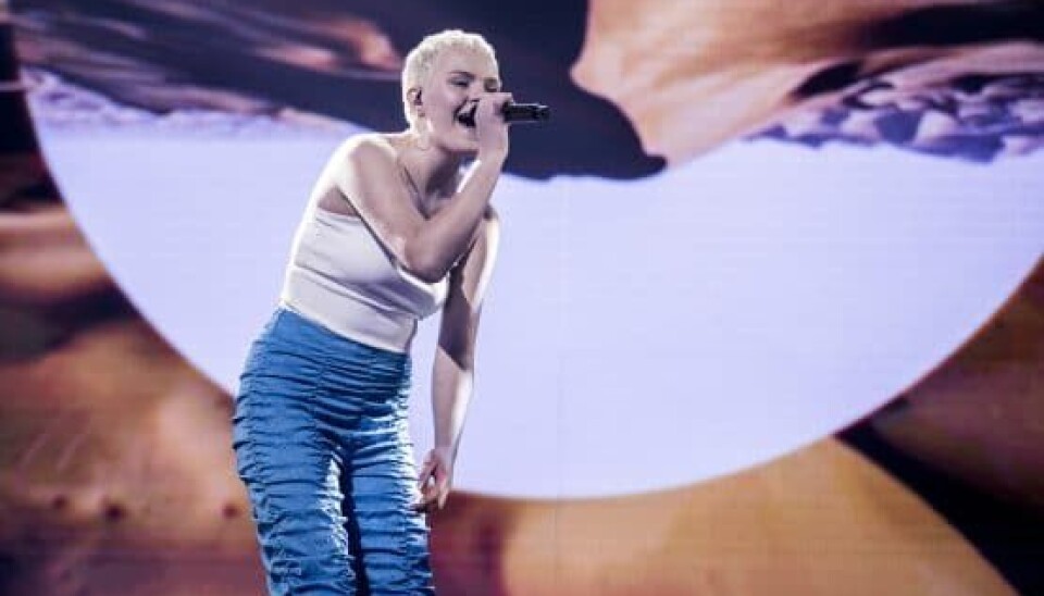 Solveig strålede på scenen med sine små perler i håret (Foto: Lasse Lagoni/ TV 2)