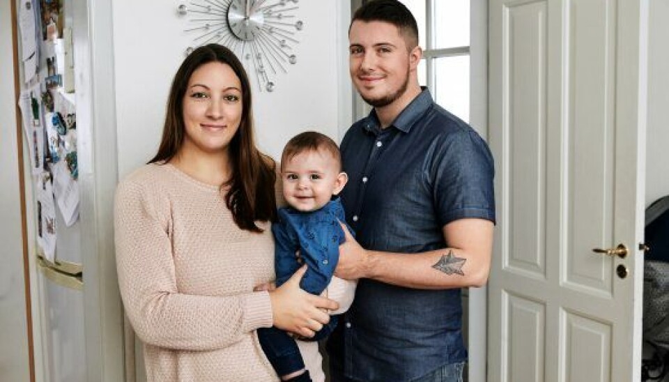 Sabrina og Robin med sønnen Oliver, som de deltog i 'De unge mødre' med (Foto: Krestine Havemann)