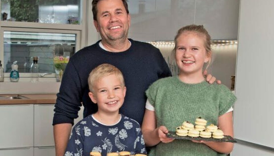 'Bagedyst'-Morten i sit hjem med 'Juniorbagedyst'-datteren Liva og hendes kageglade lillebror Villum på 9 år (Foto: Peter Hauerbach)
