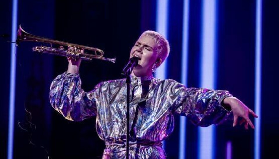 Solveig sang 'Give You More' af Mekdes i fredagens liveshow. Hun har spillet trompet siden hun var 6 år, men de sidste år har hun ikke dyrket det så meget - heldigvis gik det godt med at have instrumentet med på scenen. Foto: Lasse Lagoni