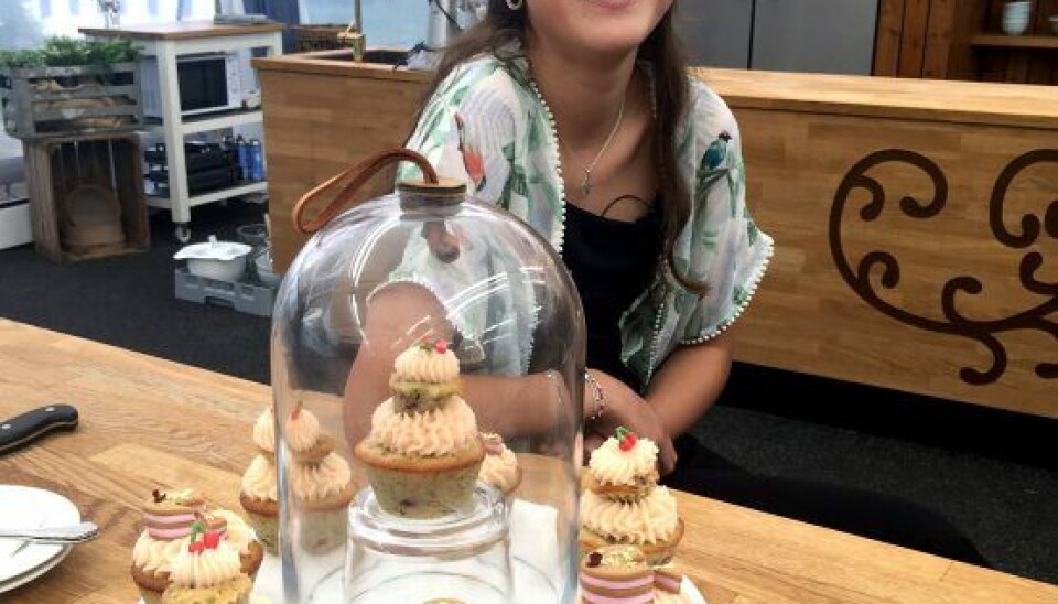 Malou med sine personlige cupcakes i første afsnit af 'Den store juniorbagedyst' (Foto: Carsten Mol/DR)
