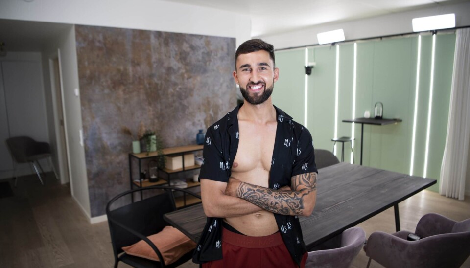 25-årige Sami Hansen i lejligheden i 'Singletown'. (Foto: Anthon Unger)