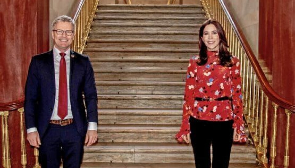 Ved mødet med udviklingsministeren var kronprinsesse Mary blandt andet iført en farverig bluse fra Erdem (Foto: Kongehuset)