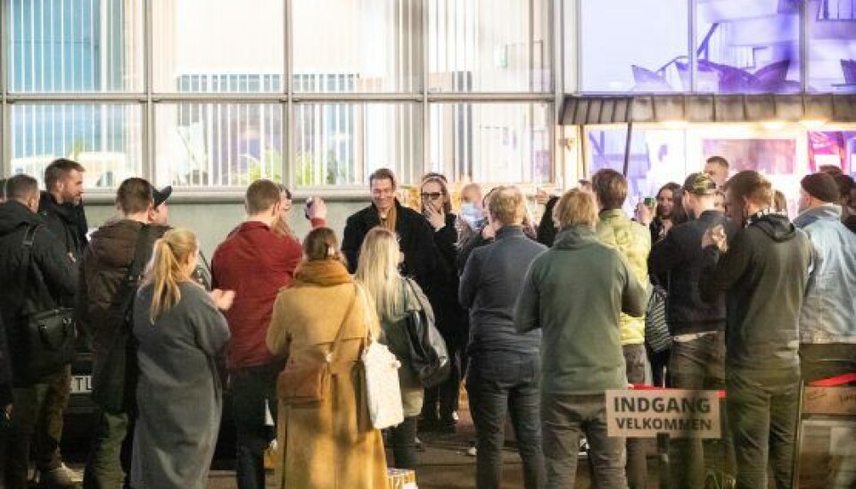Parkeringspladsen dannede rammerne for den perfekte efterfest. Her i forsamlingen ses Thomas Blachmans gode ven, sanger, sangerskriver og musiker Claus Hempler. (Foto: Henrik R Petersen.)