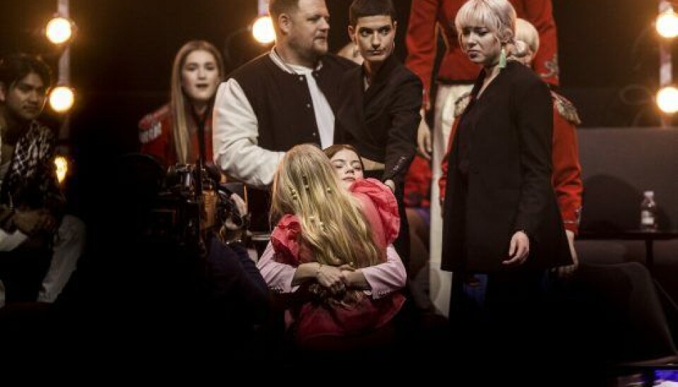 Veninden og meddeltageren Lucca gav Nikoline et stort kram, efter hun var kommet igennem sin første finalesang (Foto: Lasse Lagoni)