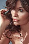 I over 30 år har hun været blandt de mest benyttede ansigter i hele verden, og nu afslører Helena Christensen, hvordan hun tager til Danmark for at holde sig ung. Den 52-årige model, der bor i New York, er blevet ambassadør for N'Age; én af Danmarks største kæder indenfor kosmetiske behandlinger.

- Man skal føle sig tryg, når man overlader sit ansigt i hænderne på eksperter, der behandler ens hud. Det er utroligt hvilke resultater, man kan få, hvis man er i kyndige hænder, fortæller Helena om sit nye samarbejde. På klinikken, som hun senest har besøgt i marts, får hun behandlinger med Ultherapy og Fraxel, der ifølge klinikken giver naturlige resultater.

LÆS OGSÅ: UH! Umut og kæresten deler glædelig nyhed

 - Jeg har valgt N'Age, fordi jeg kan identificere mig med deres skønhedsideal - det ser altid naturligt og smukt ud, fortæller modellen om sit nye job som ambassadør for klinikken (Foto: Henrik Bülow)

Ultherapy er en ultralydsbehandling, som leverer energi i form af ultralyd til de dybe, underliggende lag i huden, hvor man normalt ville bruge plastikkirurgi for at få et løft. Det anvendes ved kæbelinje, øjne, hals, décolleté og mave. Fraxel er en nænsom laserbehandling, der ikke beskadiger overhuden, men som ifølge klinikken effektivt behandler strækmærker, linjer omkring øjne og læber, forstørrede porer og ar – både akne-ar, operationsar og ar efter forbrændinger.

- For mig er det allervigtigste, at resultatet er naturligt, men samtidig gør en tilpas forskel, så man føler sig frisk og glad, når man ser sig selv i spejlet, slår Helena Christensen fast.

LÆS OGSÅ: Cengiz giver trist melding

LÆS OGSÅ: CHOK: Bubber opereret for kræft